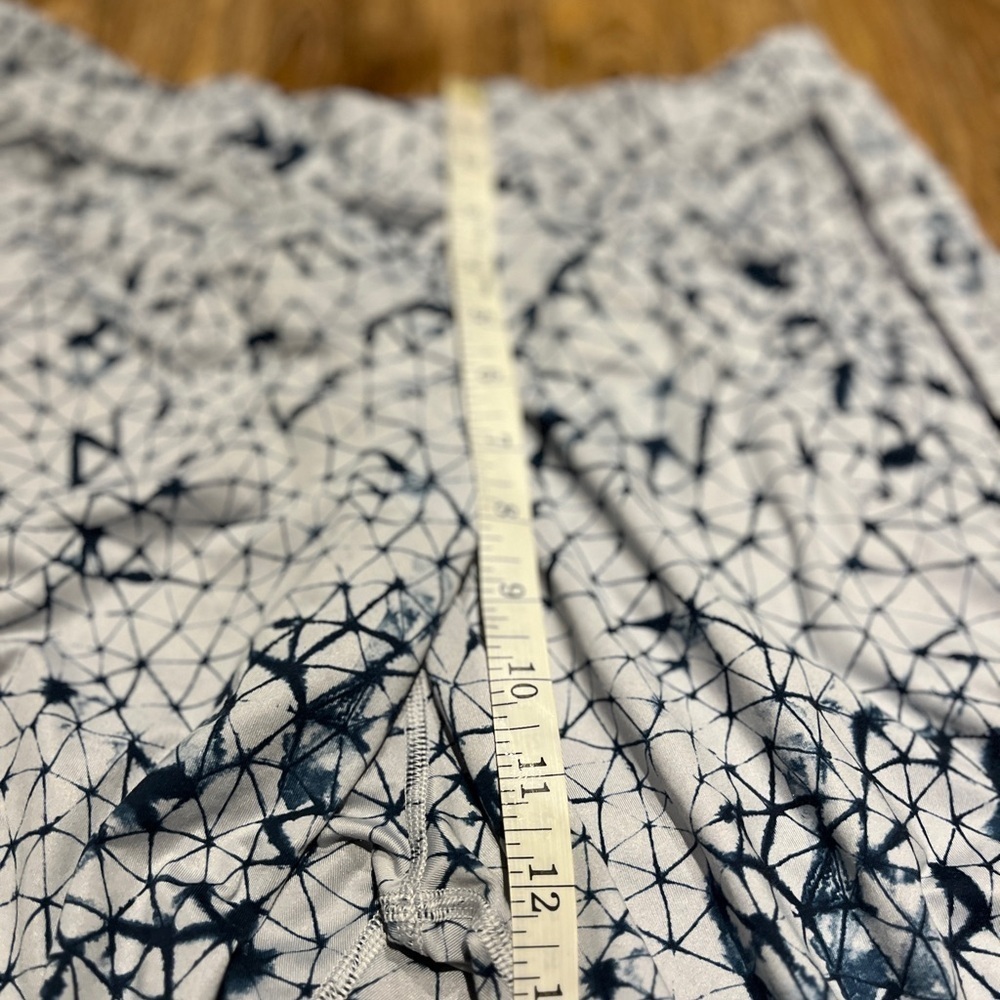Lululemon Retreat Yogi Crop
Star Crushed Silver Fox Deep Navy size 6 - Picture 8 of 10